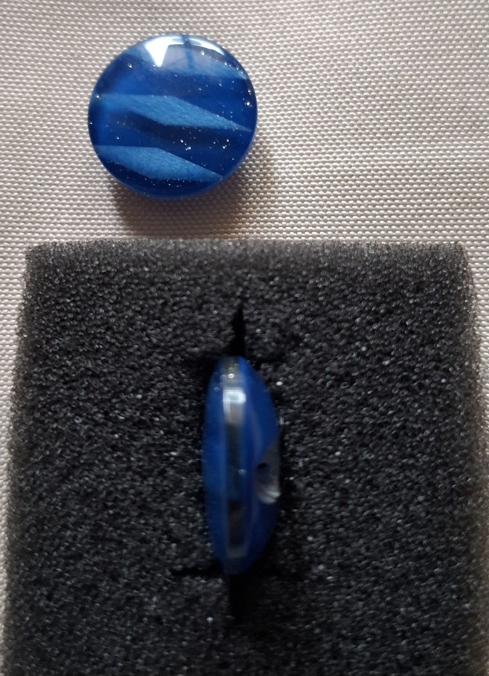 Boutons: 2 Knöpfe Blau mit Glitzer, 18 mm. – D'occasion à Dietikon par Hirschkopf 2