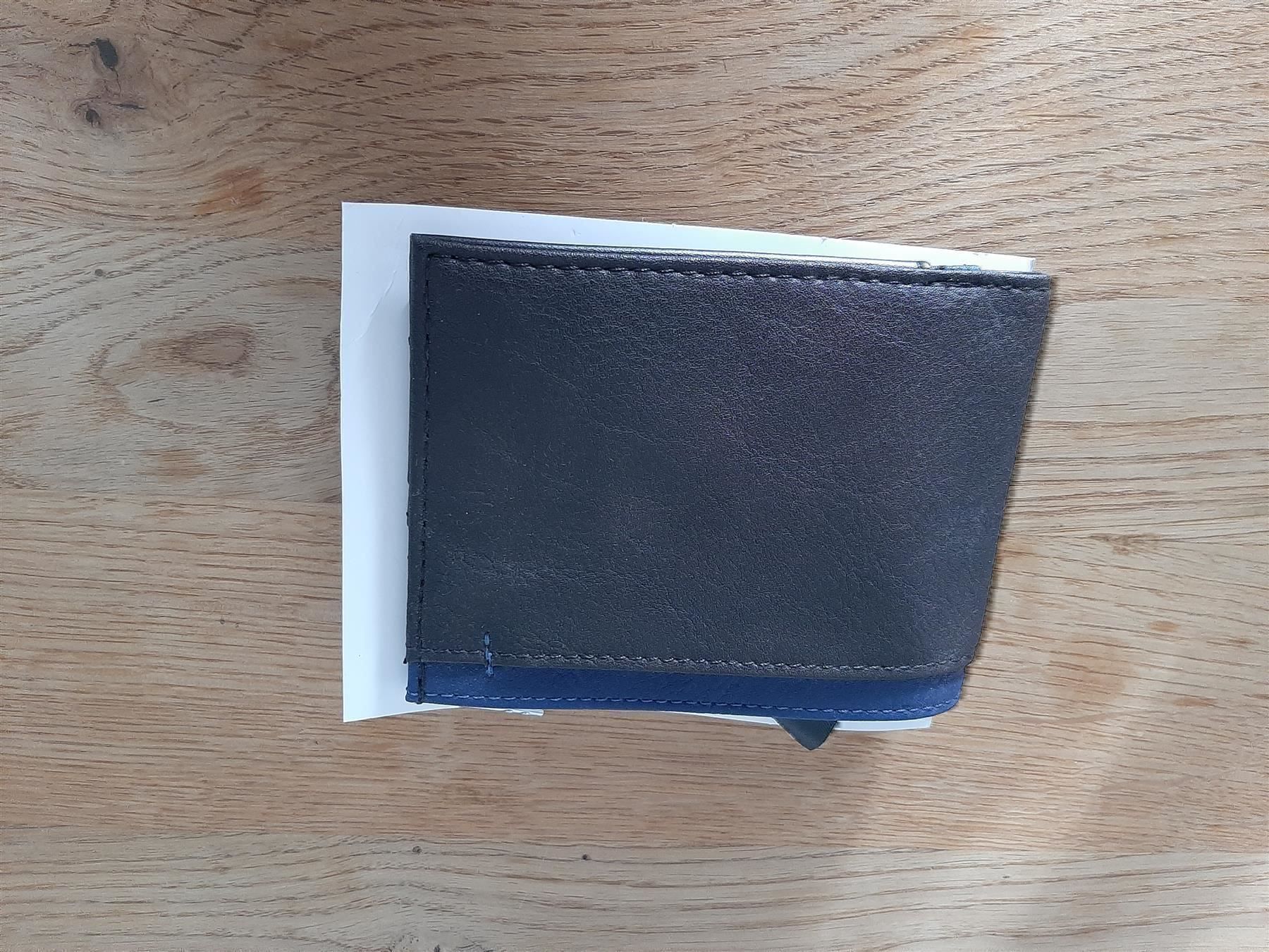 Portafogli: Schwarz-Blaue Brieftasche Originalverpac – Nuovo e nell'imballaggio originale da Affoltern am Albis venduto da Sabinezc 2