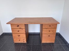 Schreibtisch aus Holz