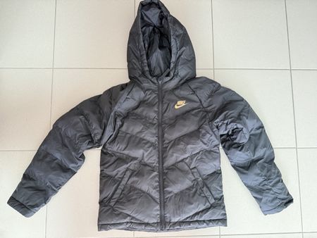 Schwarze Nike Jacke mit Kapuze - Größe 137/147