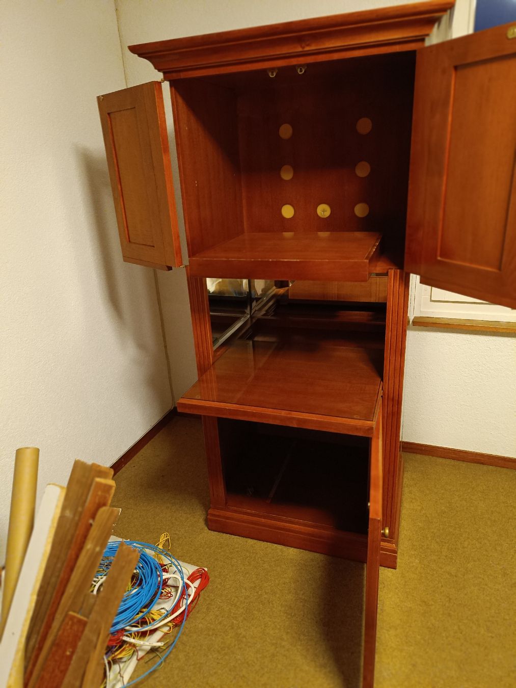 Allestimento di negozi e stand fieristici: Schöner Vitrinenschrank mit Barfach – Usato da Oberdorf NW venduto da Kurs64 6