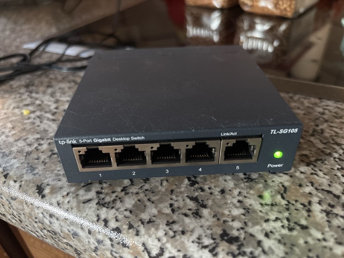 TP-Link Hub & Switch: 5-Port Switch – Usato da Wil ZH venduto da Pfisti87