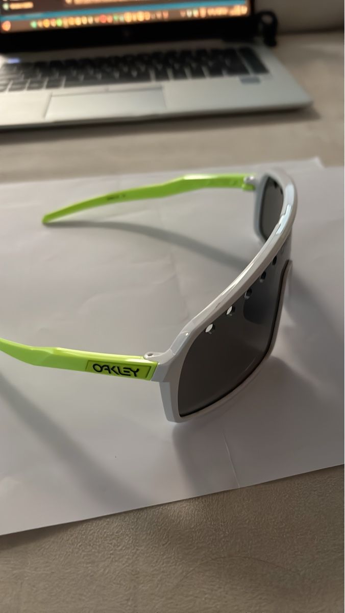 Lunettes & Verres: Occhiali da sole OAKLEY bianchi e verdi – Neuf (Voir description) à Hünenberg par ant_2mds