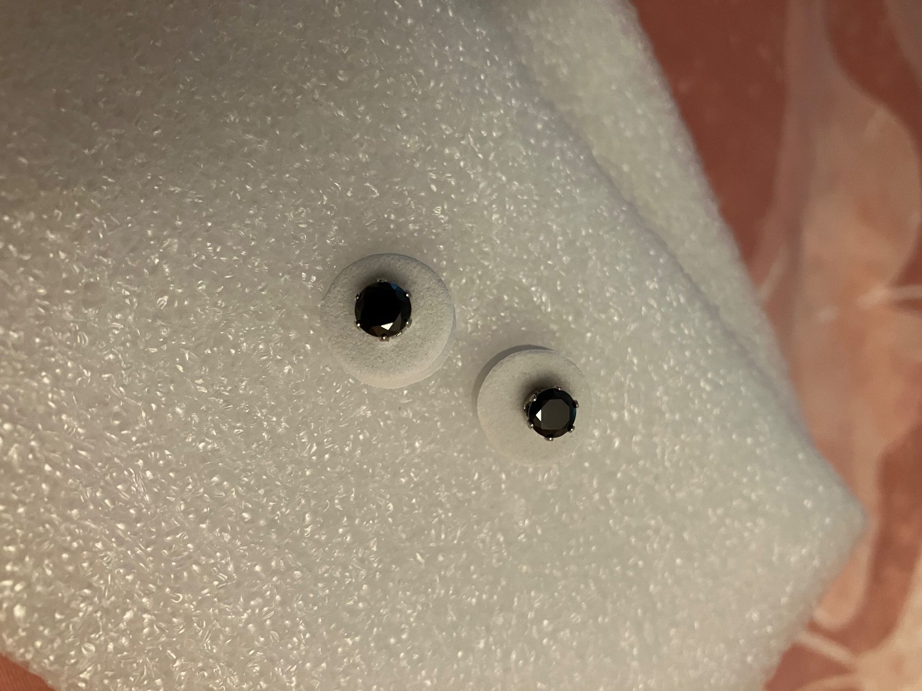 Orecchini pendenti & Orecchini a lobo: Silberfarbene Ohrstecker mit schwarzem Cubic Zirkonia Stein, – Nuovo (secondo la descrizione) da Affoltern am Albis venduto da Dlotti 1