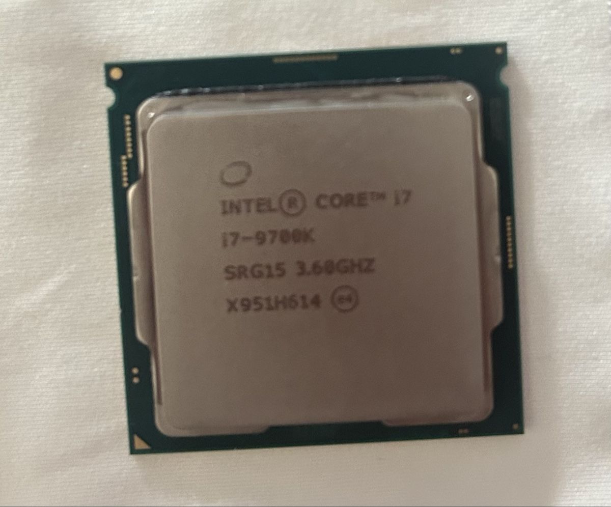 Intel Elektronikbauteile: Intel i7 9700k Prozessor – Gebraucht aus Unterengstringen von Alexa17