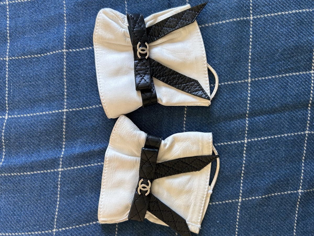 Chanel Guanti & manicotti: Original Chanel White Leather Gloves with Black Bows  – Usato da Biel/Bienne venduto da zit_v5yc 7
