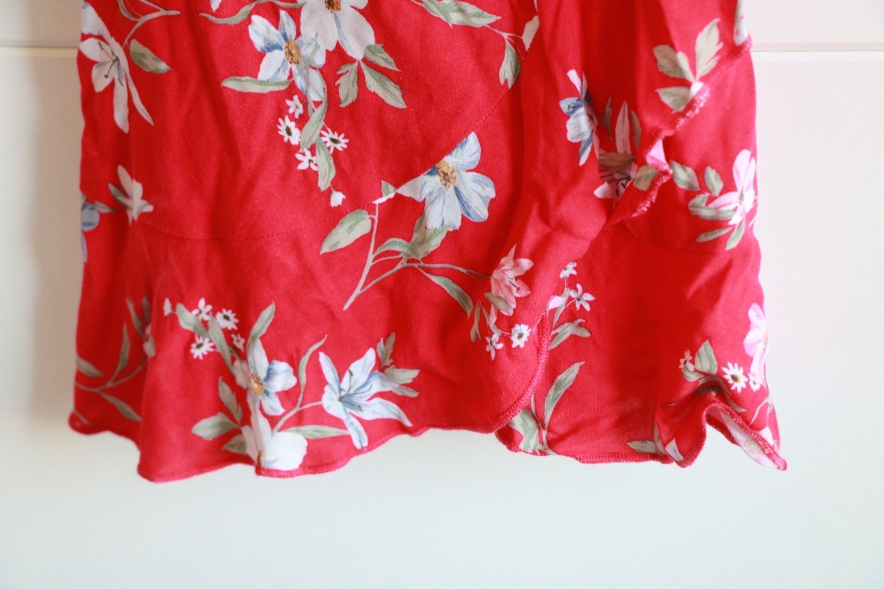 H&M Vestiti: H&M rotes Wickelkleid mit Blumenmuster – Usato da Gachnang venduto da todressgolden 1