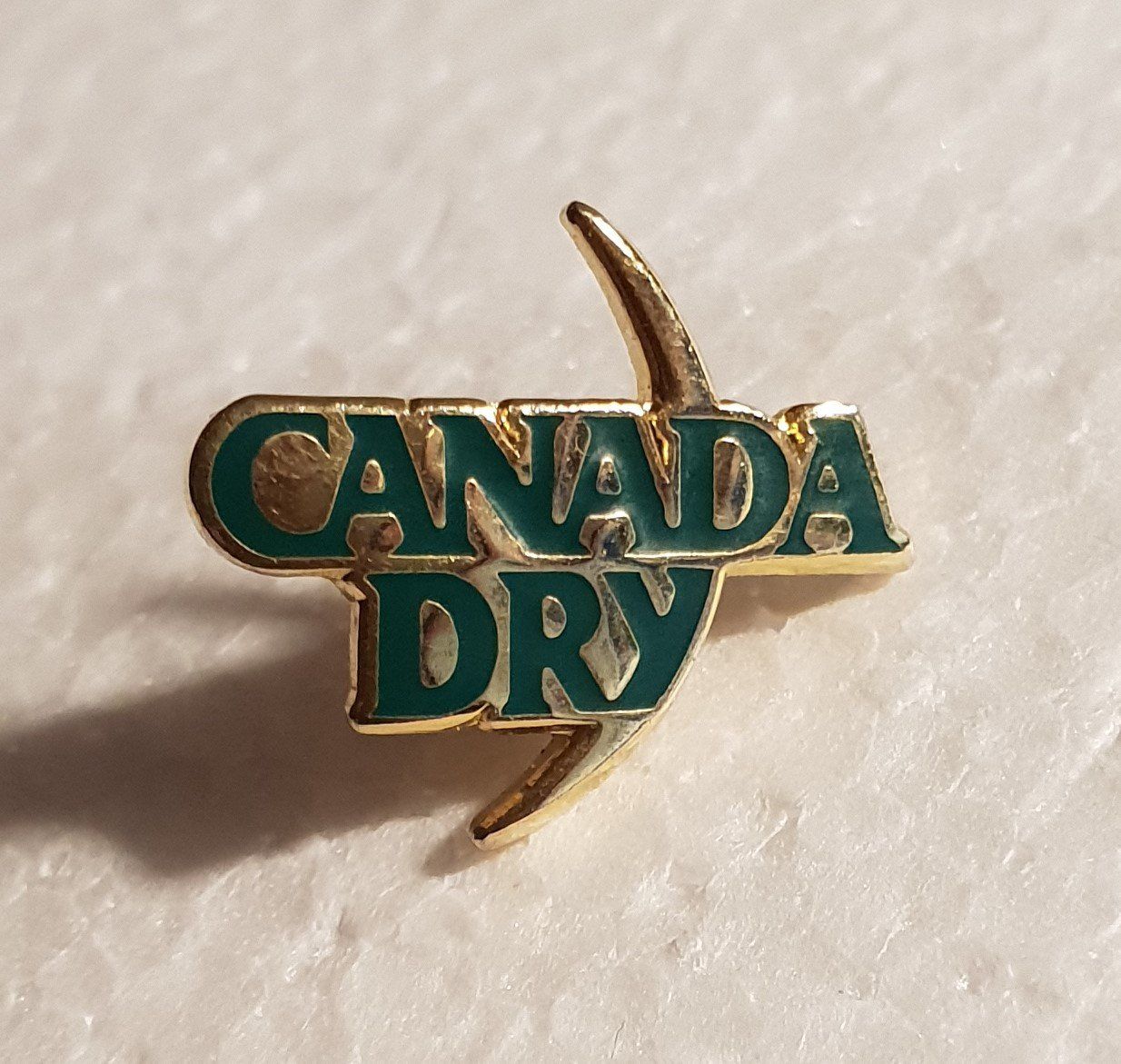 Plaketten & Abzeichen: Pin Canada Dry – Gebraucht aus Härkingen von specialshapes