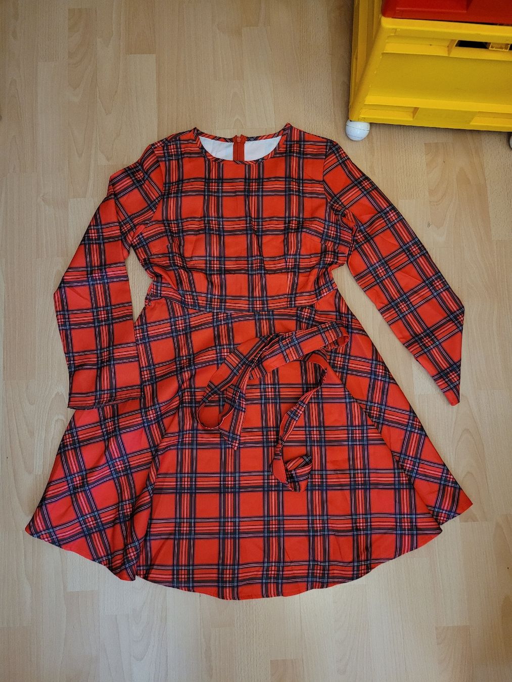 Robes: Kleid gr. M neu! – Neuf (Voir description) à Inwil par Flower2325