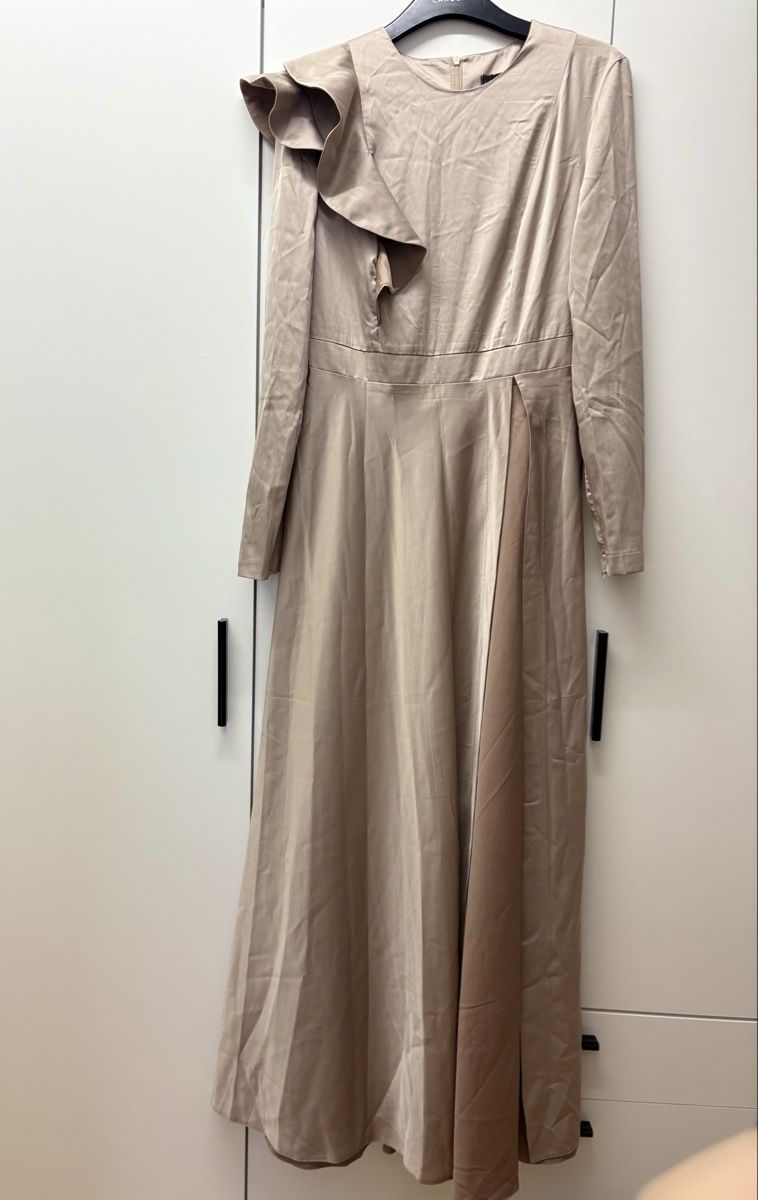 Kleider: Elegantes Abendkleid in glänzend-taupe, M – Neu und originalverpackt aus Basel von lolushka