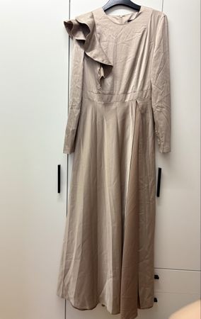 Elegantes Abendkleid in glänzend-taupe, M