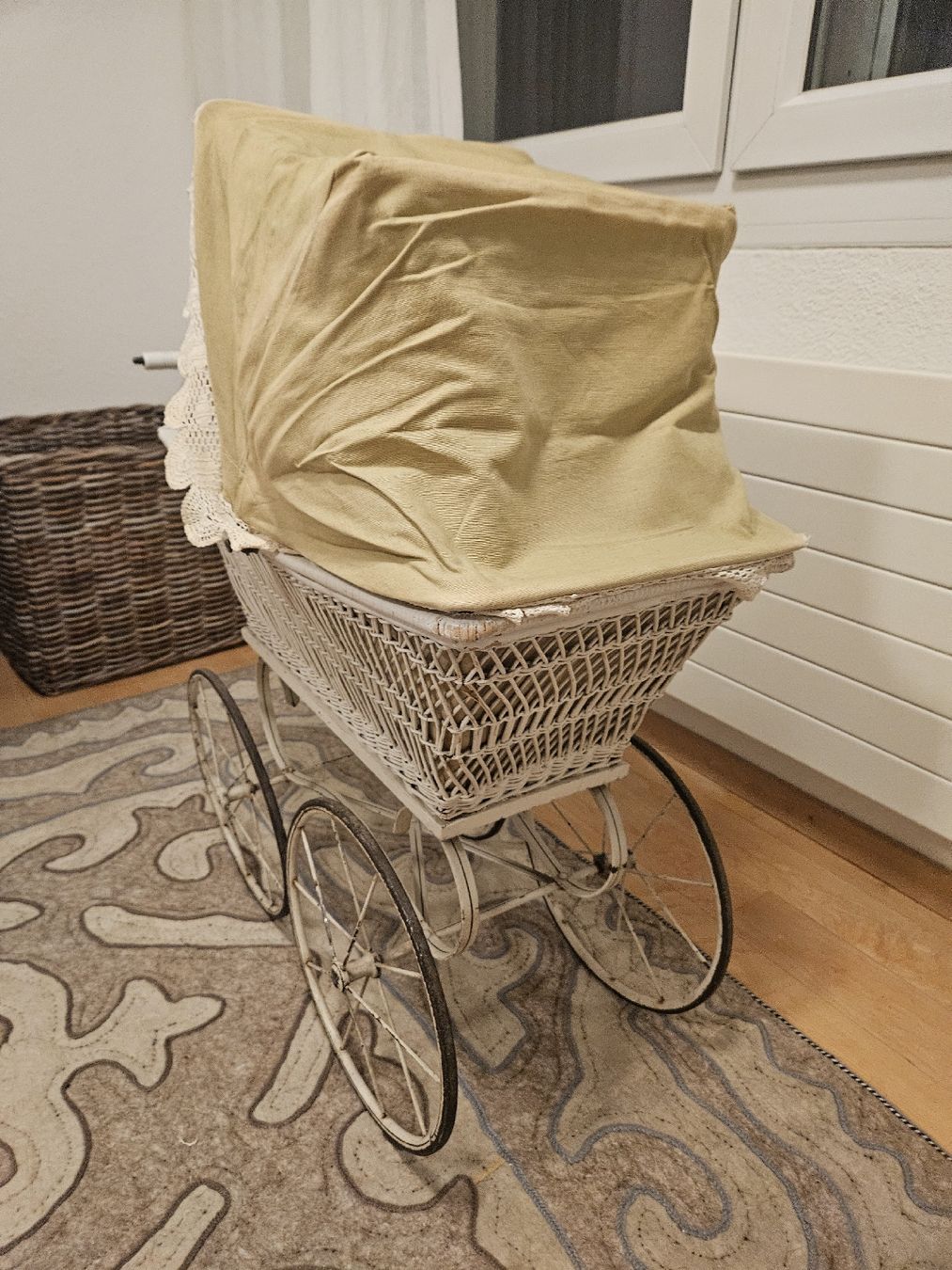 Carrozzine per bambole: Puppenwagen Ca 85 x 65 x 45 – Usato da Oberägeri venduto da Calimero048 2