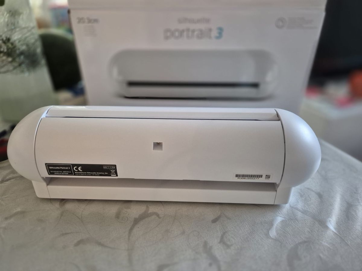 Bindegeräte: Silhouette Portrait 3 Plotter + Peach Personal Binder – Gebraucht aus Dielsdorf von cjpulia