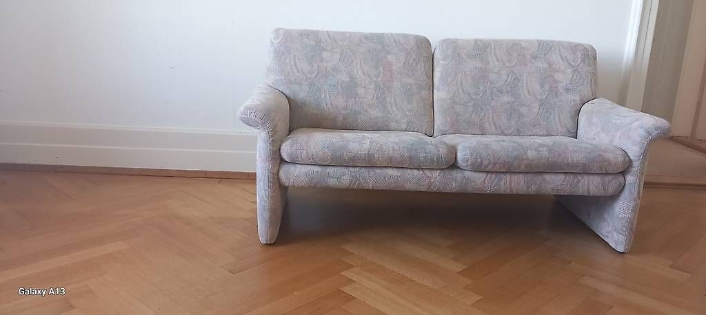 Sofas:  2er Sofa, verstellbarer Hochlehner, Hocker – Gebraucht aus Muri AG von may_r2zm