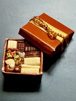 Pralinen in Schachtel für Puppenstuben. Handarbeit. NP 5.50.