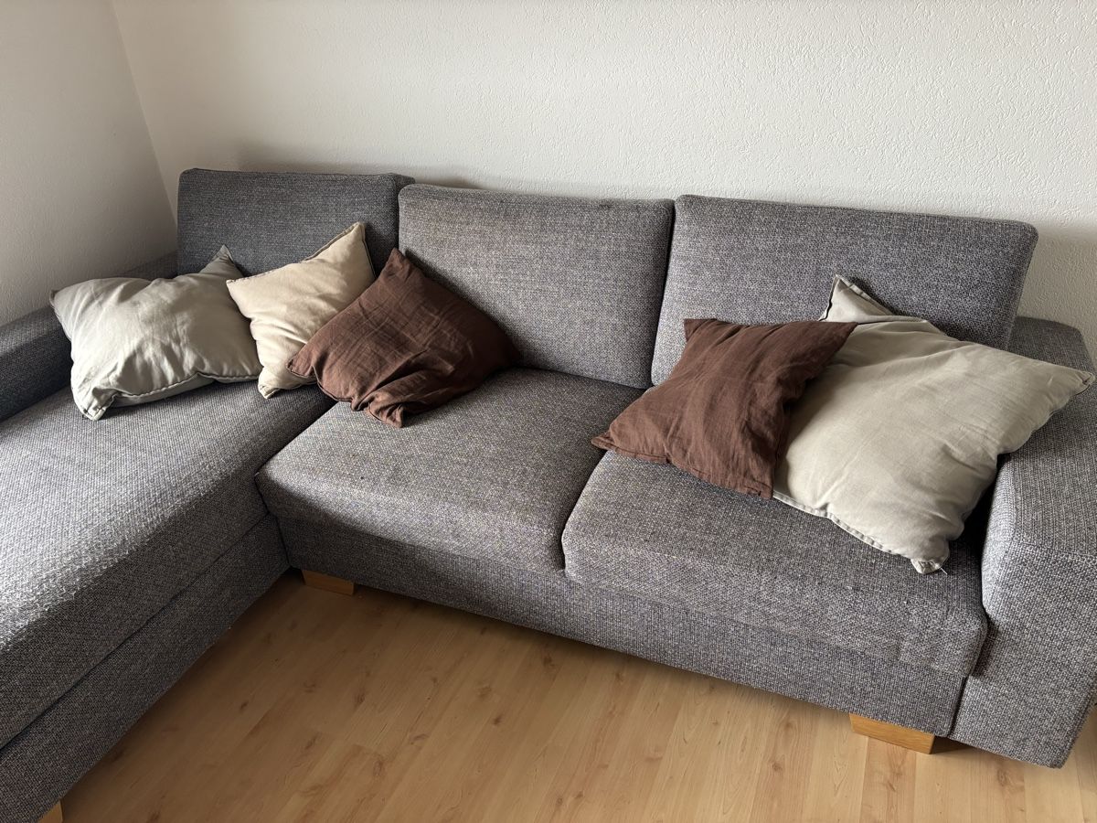 Divani: Canapé d'angle gris avec coffre de rangement intégré – Usato da Gampelen venduto da b50_fvv7 1