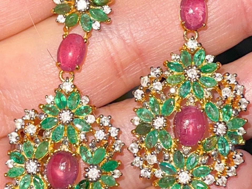 Llan Valls Joies Orecchini pendenti & Orecchini a lobo: Tradition Hindu Real Emerald & Ruby SS925 14k Gold Earrings – Nuovo e nell'imballaggio originale da Birsfelden venduto da Brut 6