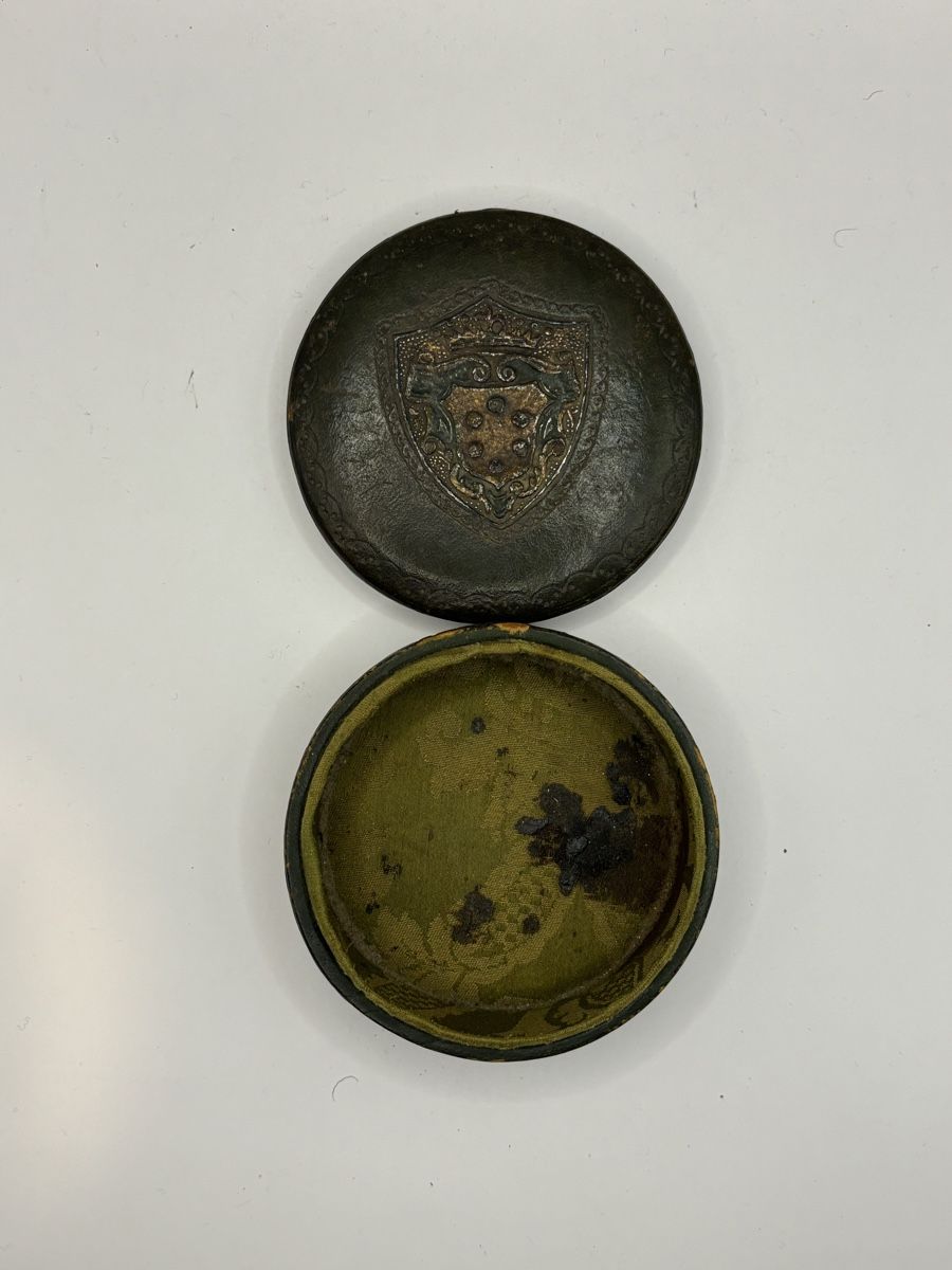 Dosen: Boîte à bijoux ancienne en cuir avec blason – Gebraucht aus Genève von sho_67qj 2