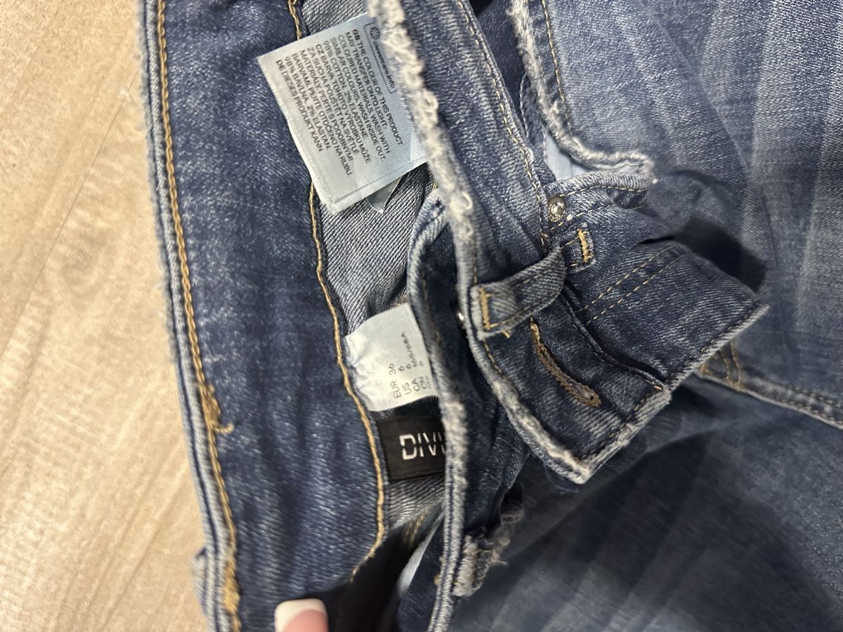 H&M Jeans: DIVIDED Jeans, Gr. 36,NEU , trendige destroyed – Nuovo (secondo la descrizione) da Dietikon venduto da hat_z5kp 1
