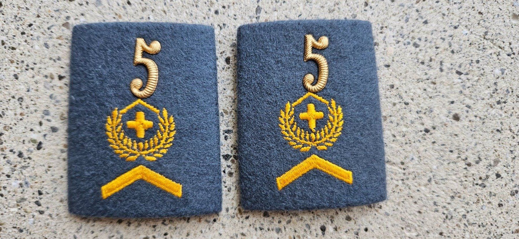 Schweizer Armee Placchette & Badge:  *** Patten /Schulterschlaufen mit Nummer *** – Usato da Riedholz venduto da fr_sIruP