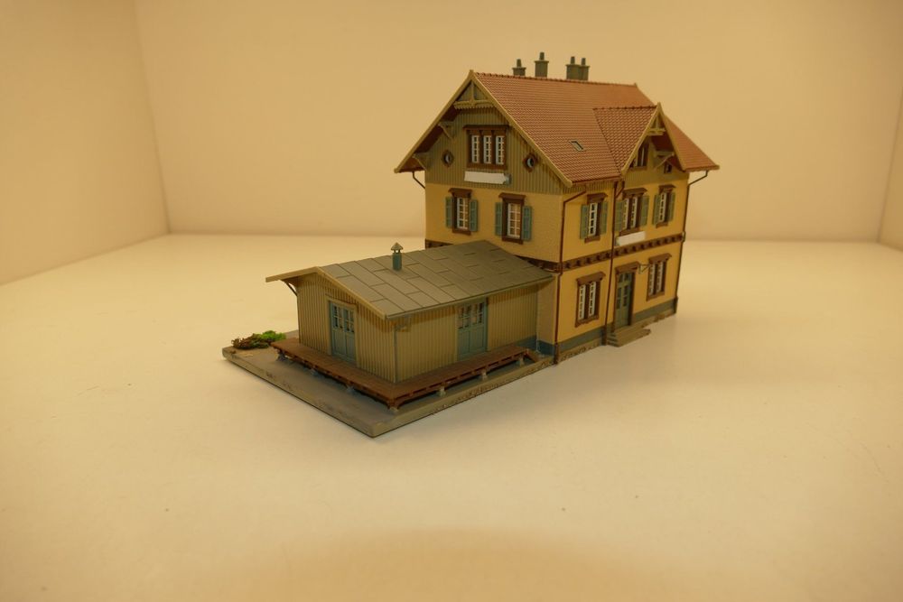 Outland Models Beschädigtes Landhaus – Landschaftsstruktur Für Modelleisenbahn N/1:160