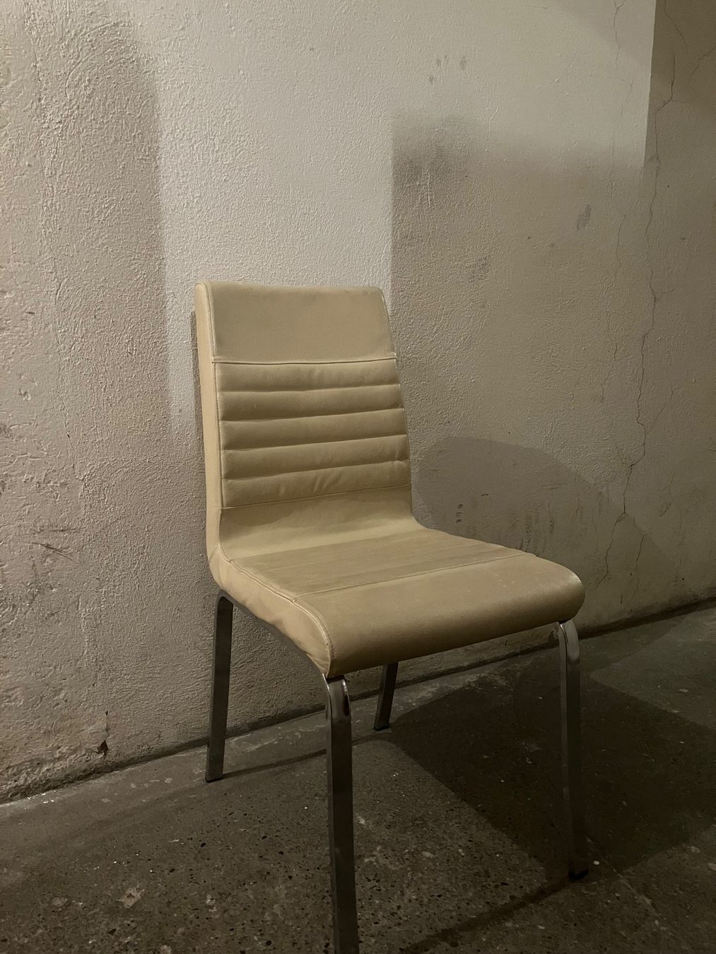 Sedie: 4 Stühle aus cremefarbenem Kunstleder – Usato da Zürich venduto da davdavDTB 2