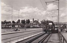Rapperswil (SG) Ortsansicht mit Bahn auf Seedamm.