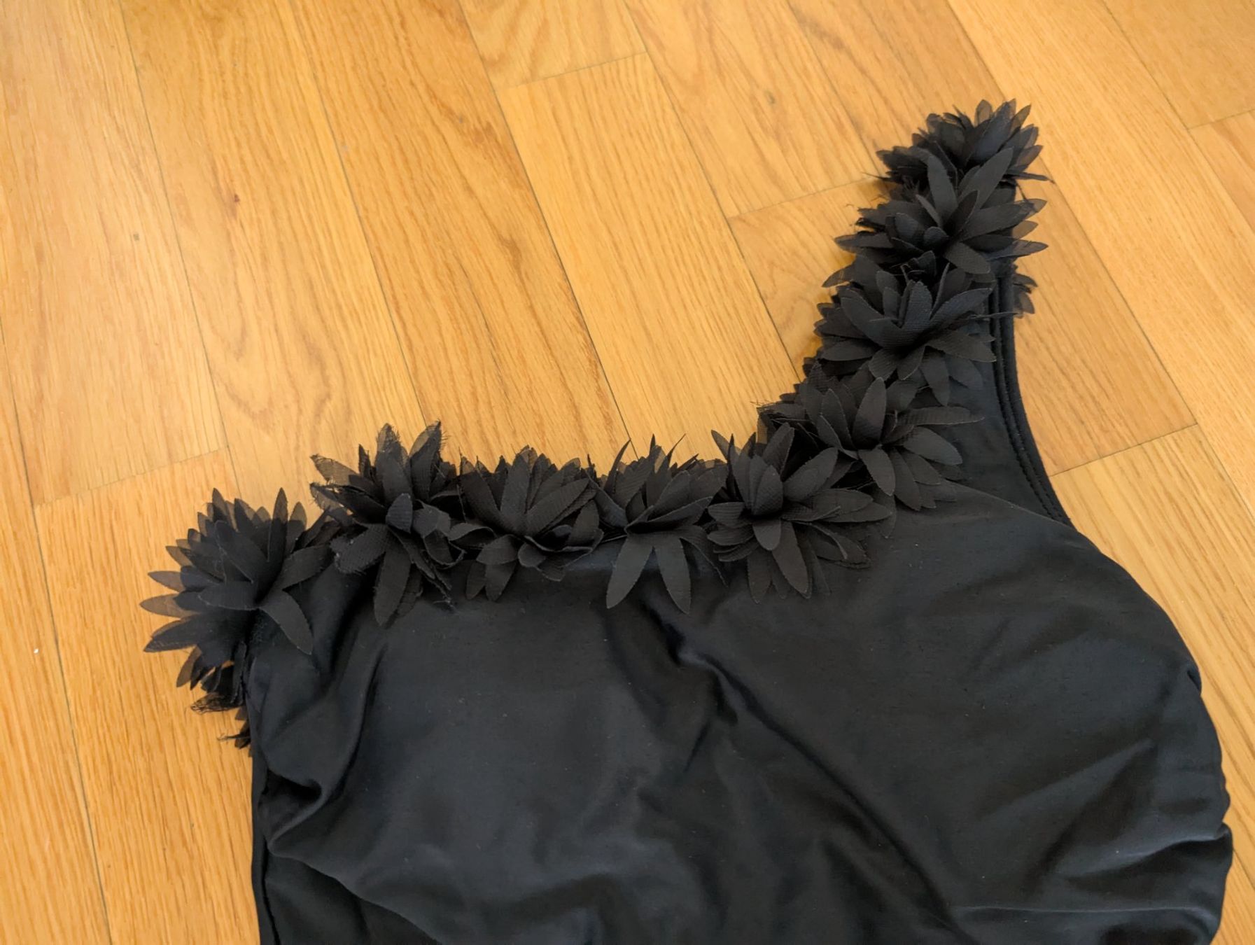 Costumi da bagno & Bikini: Schwarzer Badeanzug, neuwertig mit Blumen, Grösse 36 – Nuovo (secondo la descrizione) da Zug venduto da vik_8fdf 1