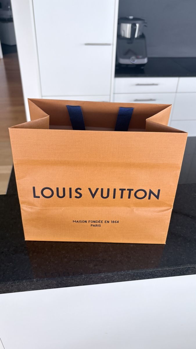 Louis Vuitton Taschen: Louis Vuitton Tüte / Sack – Neu (gemäss Beschreibung) aus Glarus von mgi0811