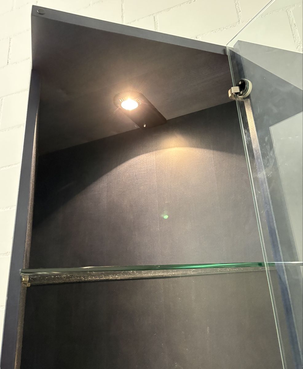 Vetrine: Vitrine Triangolo by Wellis Holz-Glas – Usato da Arbon venduto da sventimon 1