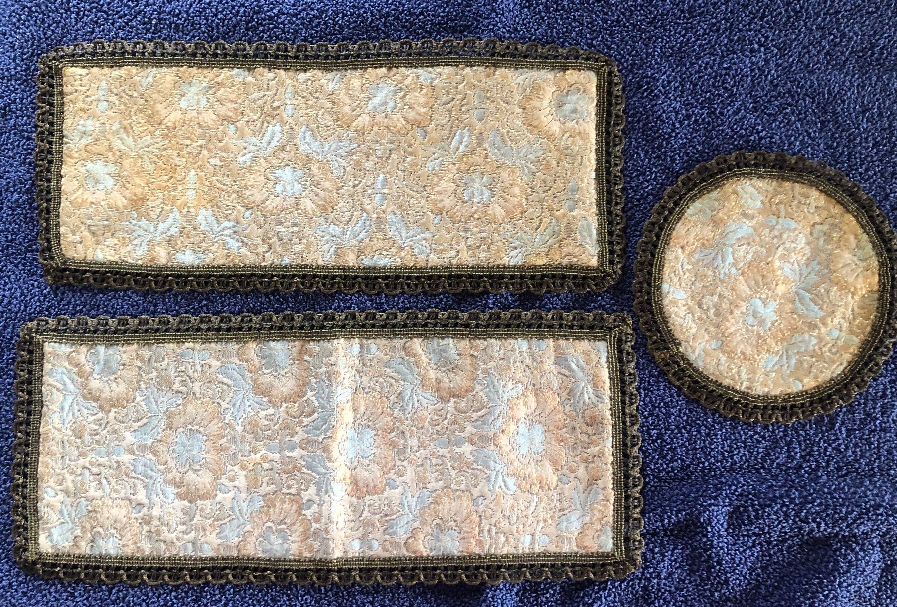 Tessuti: 3 Goldbrokat-"Deckeli", div. Grössen – Usato da Neerach venduto da hankel