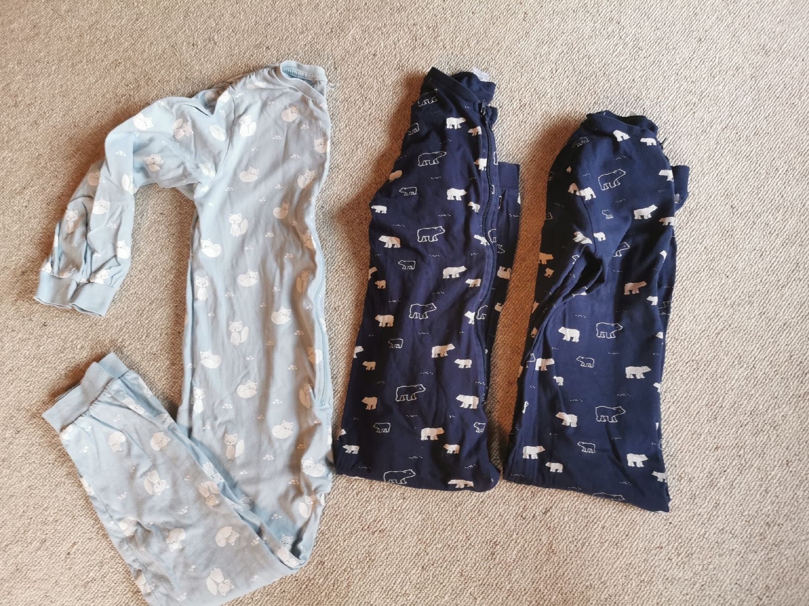 Migros Pigiama & Simili: Schlafoverall Einteiler Pyjama 3 Stk, Gr. 122/128 – Usato da Triesenberg venduto da mausebaer82