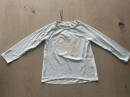 H&M Longshirt hellblau, Gr.122/128 mit Schmetterling