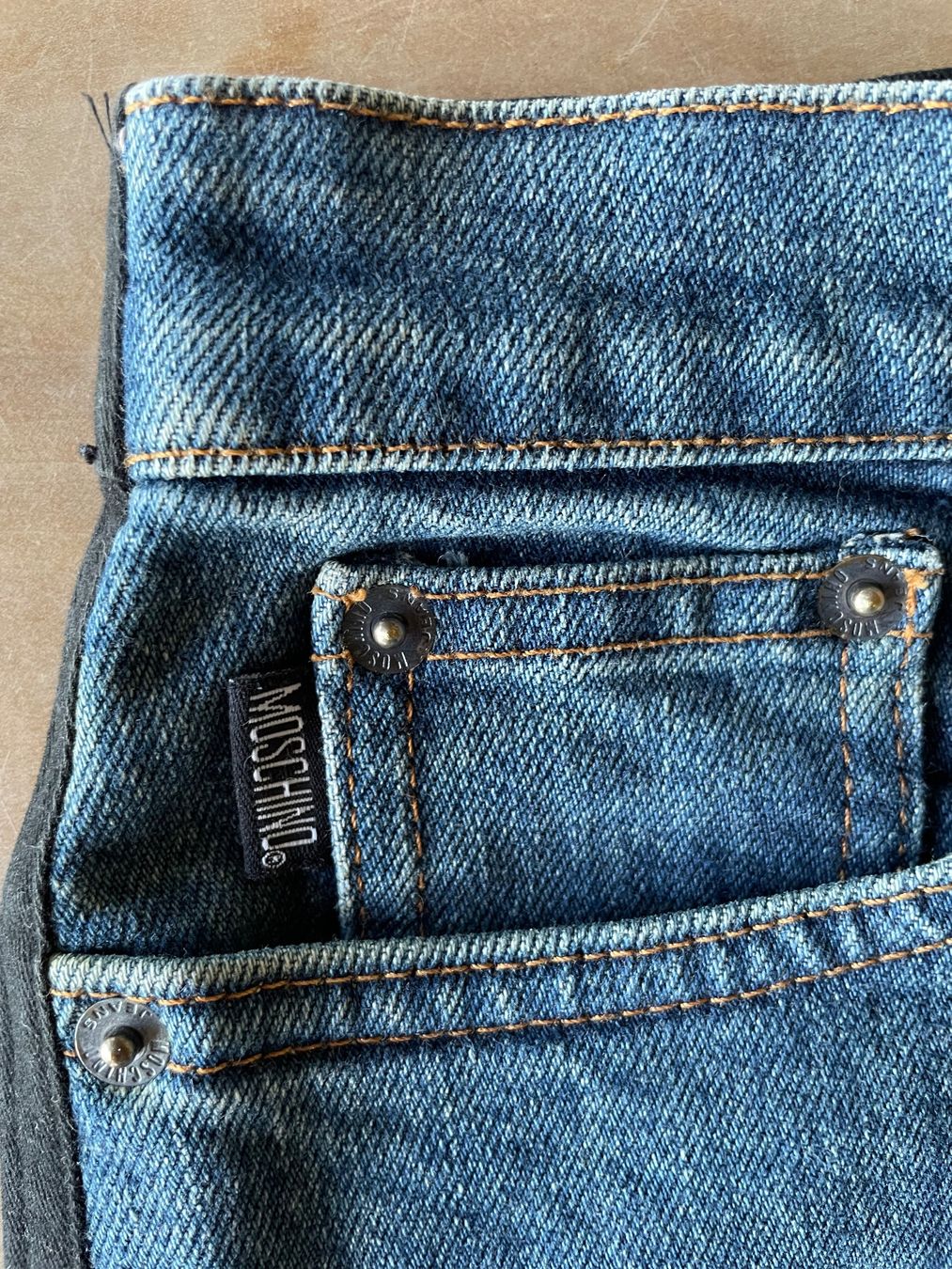 Moschino Jeans: Originelle, elegante Jeans von Moschino – Usato da Rütihof venduto da solombra 3