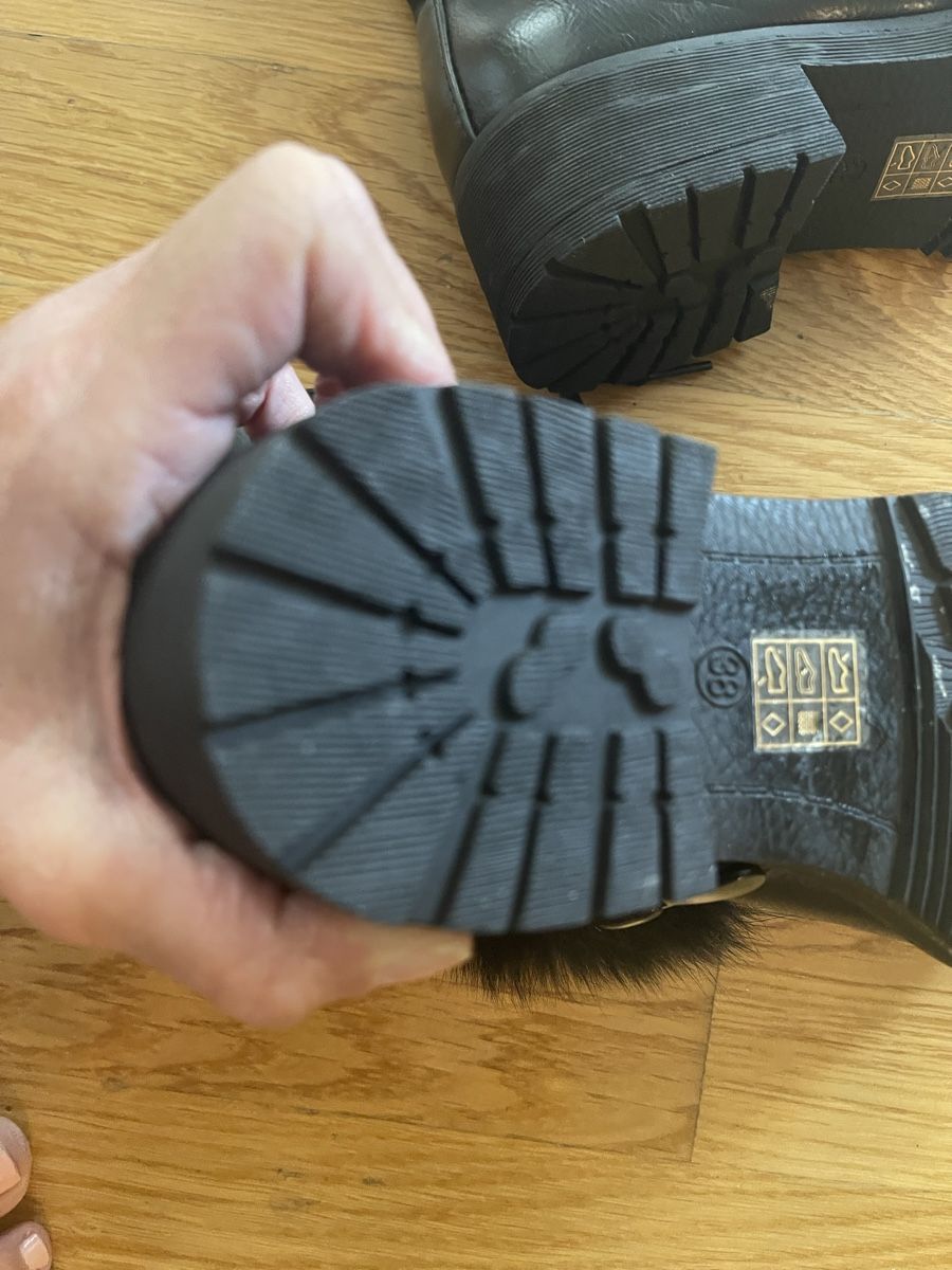 Damenschuhe: Schwarze Winterstiefel Gr. 38 mit echten Fellbommel – Gebraucht aus Rüschlikon von leo_mwz2 9