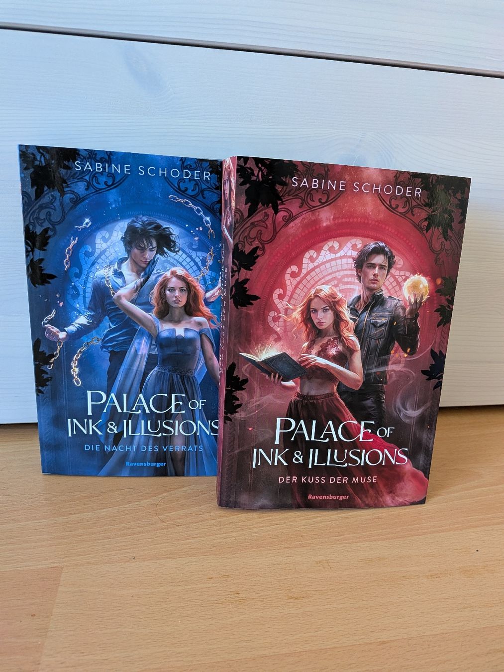 Libri: Sabine Schoder: Palace of Ink & Illusions, Band 1+2 – Nuovo (secondo la descrizione) da Luzern venduto da angii.meier