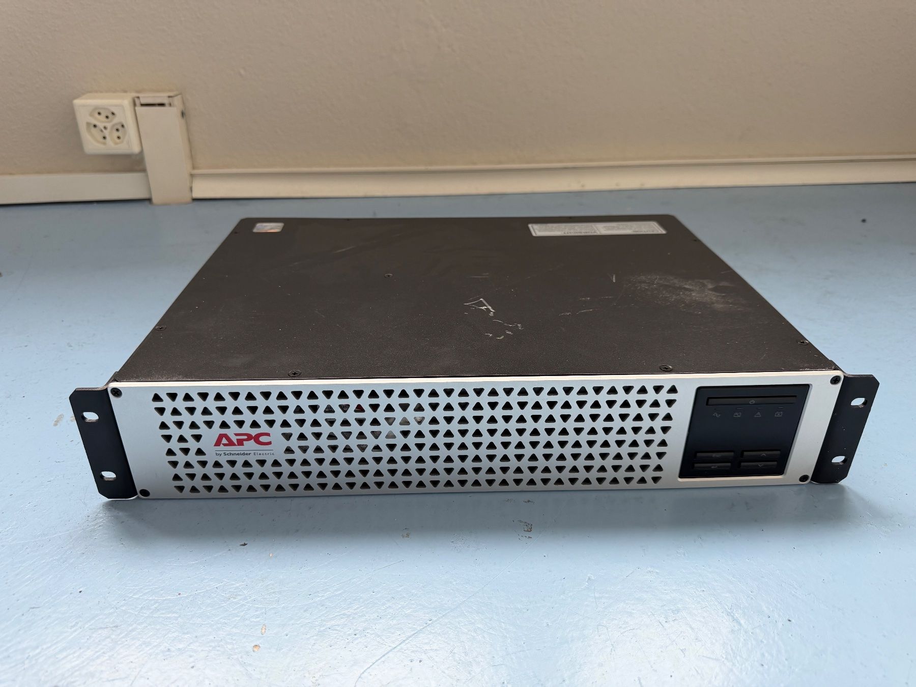 Apc Caricatori & Batterie: APC UPS SMTL1000RMI2UC – Usato da Zürich venduto da mar_hs6l