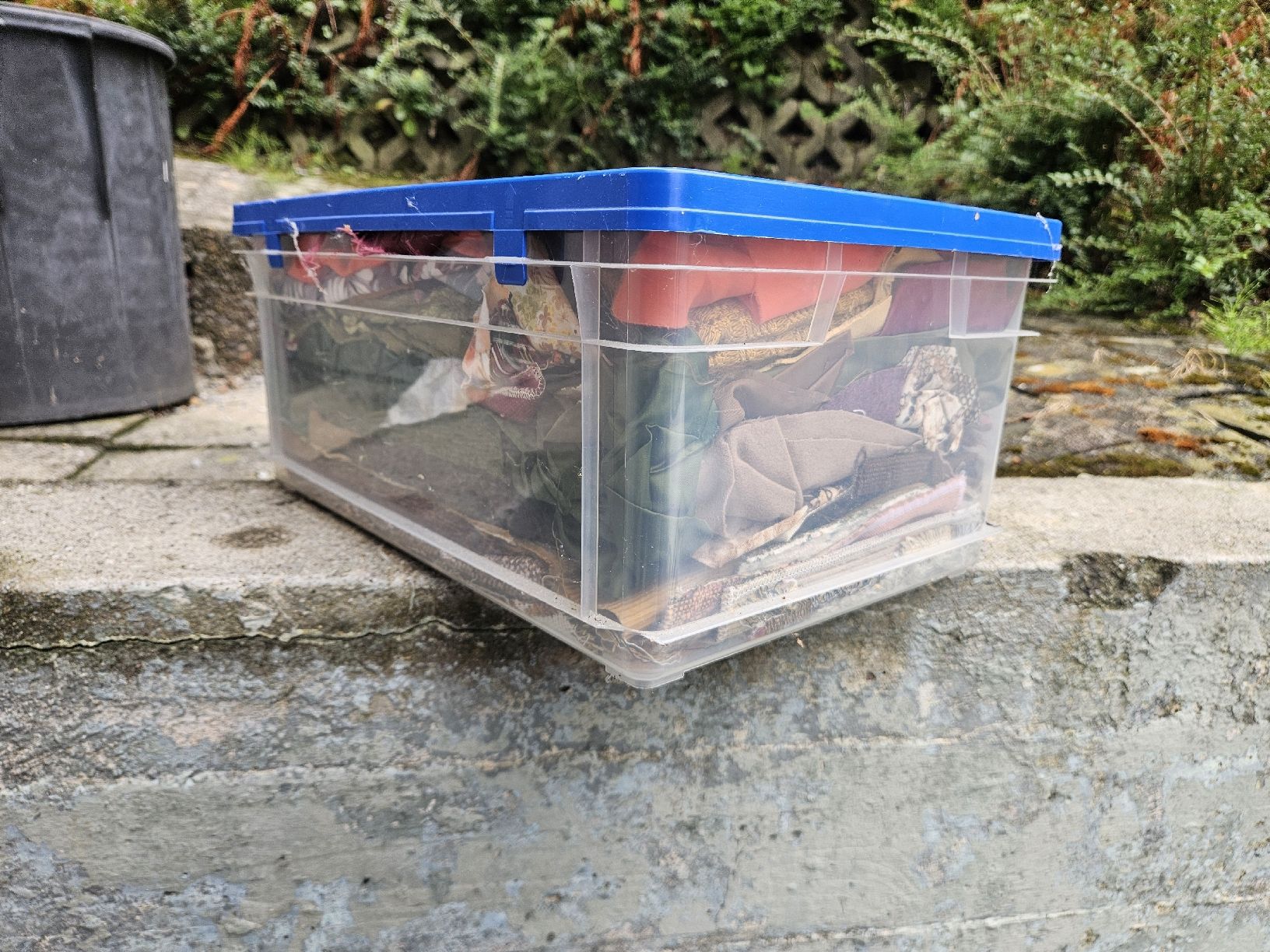 Stoffe: diverse Kisten mit stoffresten / bastelmaterial – Gebraucht aus Oetwil am See von akkawi 1