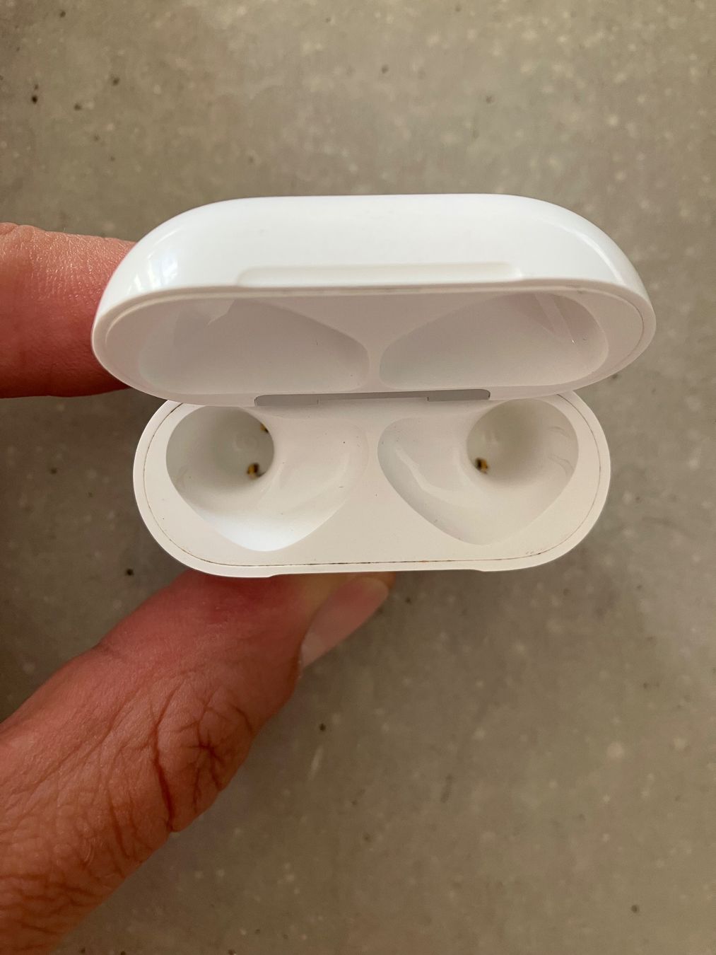 Apple Casques audio: APPLE AIRPODS 4 CASE – D'occasion à Lausanne par mr.v 3