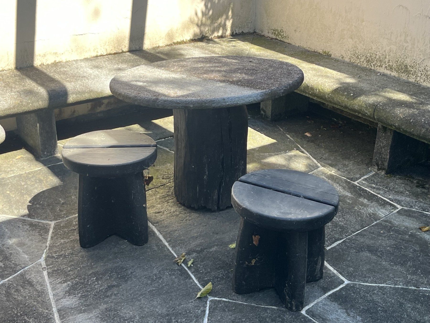 Set de table et chaises: Granittisch mit 2 Hocker von Anliker – D'occasion à Luzern par Marcito02