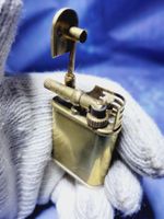 Der Benziner Benzinfeuerzeug altes Schweizer Benzinfeuerzeug