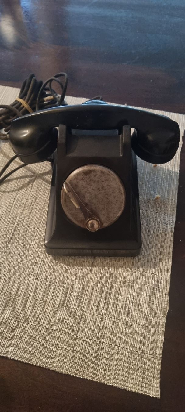 Téléphones: Französisches Telefon, 1950er – Défectueux à Basel par Jcva