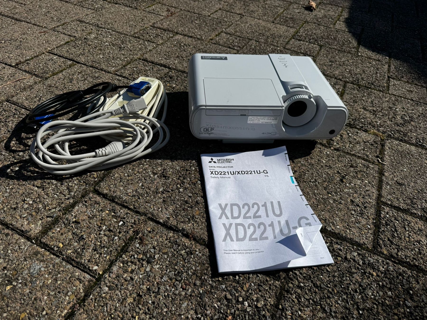 Mitsubishi Proiettori: Beamer Mitsubishi XD 221U – Usato da Egg b. Zürich venduto da Brocki_Insel_Egg