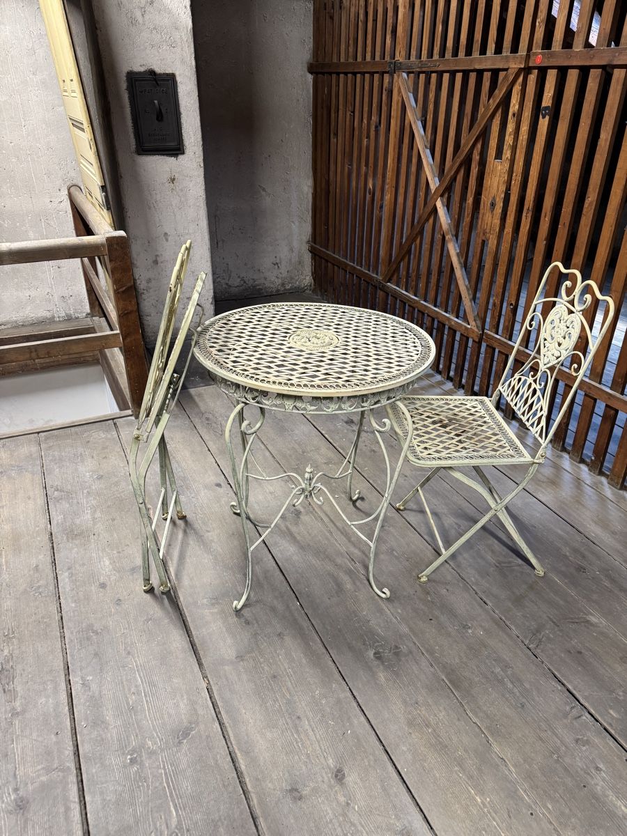Set di tavolo e panche: Vintage Gartenmöbel Set - Bistrotisch mit 2 Klappstühlen – Usato da Basel venduto da domu.xyz 1