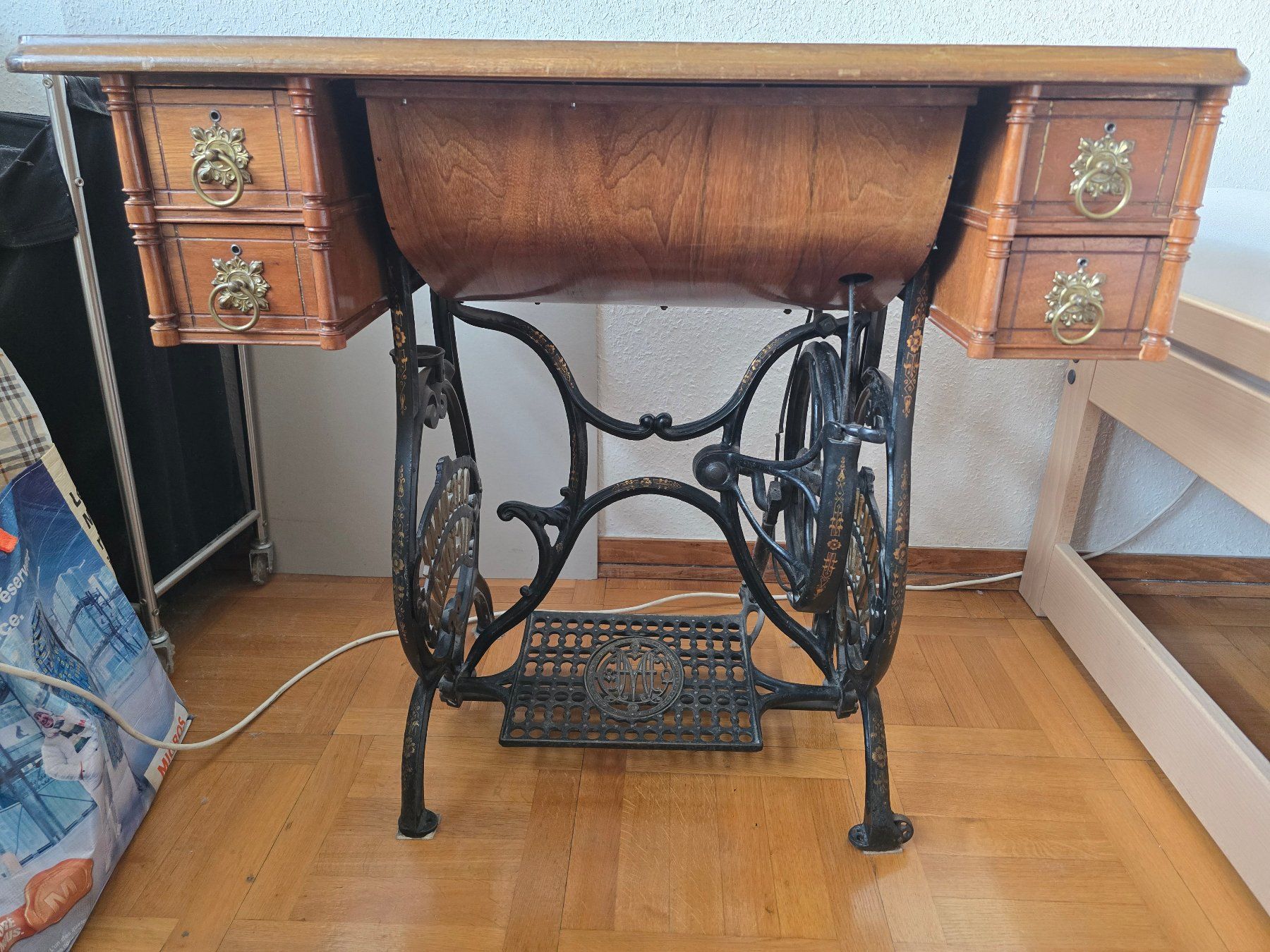 Victoria Macchine da cucire: Machine à coudre "Original Victoria", avec mode d'emploi – Usato da Genève venduto da ism_k9ln 4