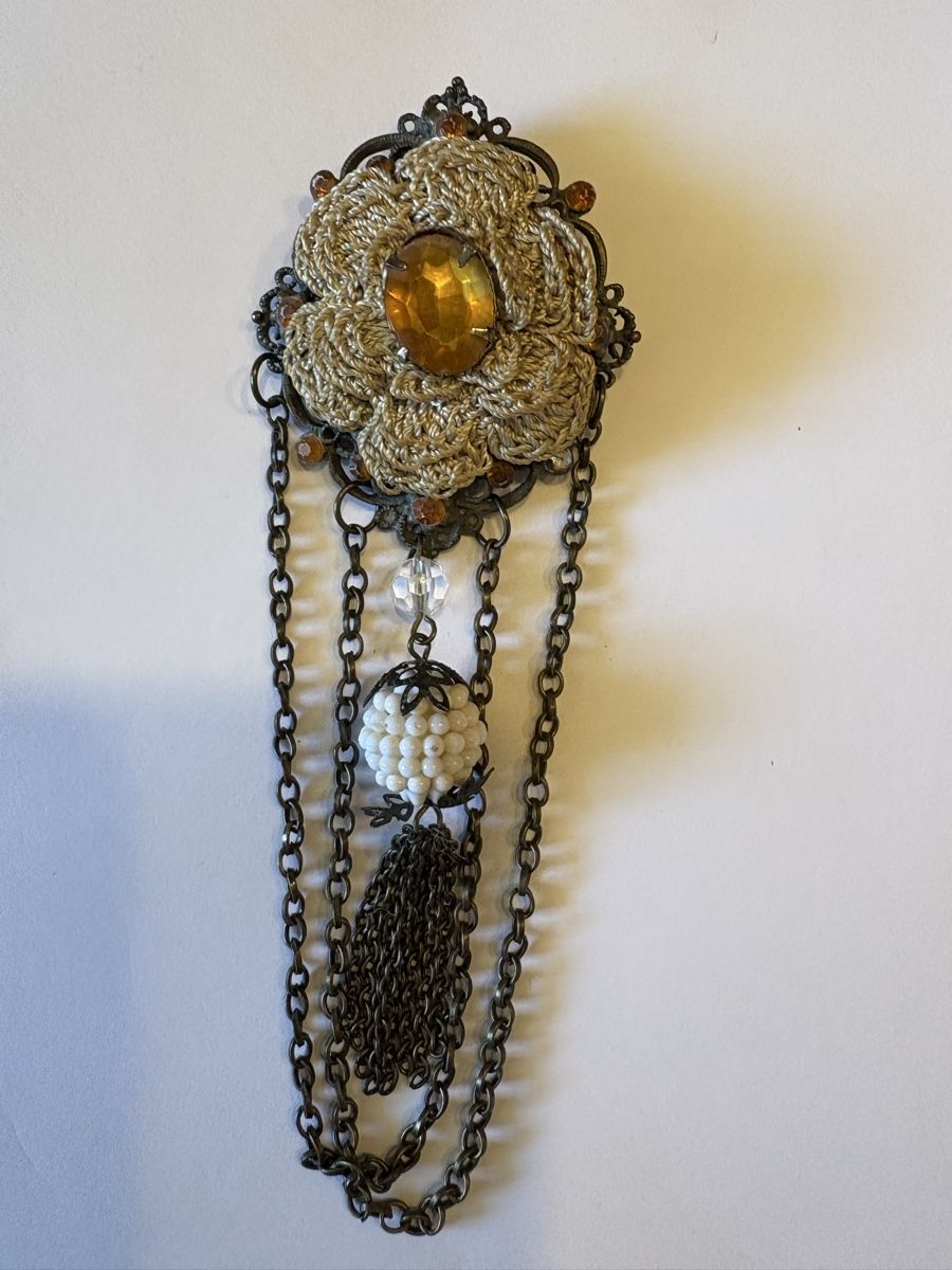 Broches & Aiguilles: Brosche im Victorian Revival styl – D'occasion à Murten par Tzaugg