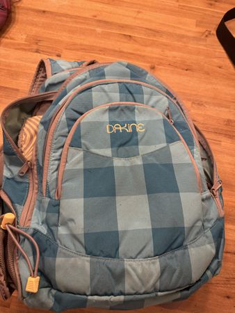 Dakine Rucksack blau kariert Sommer Reisespass für Jung & Al