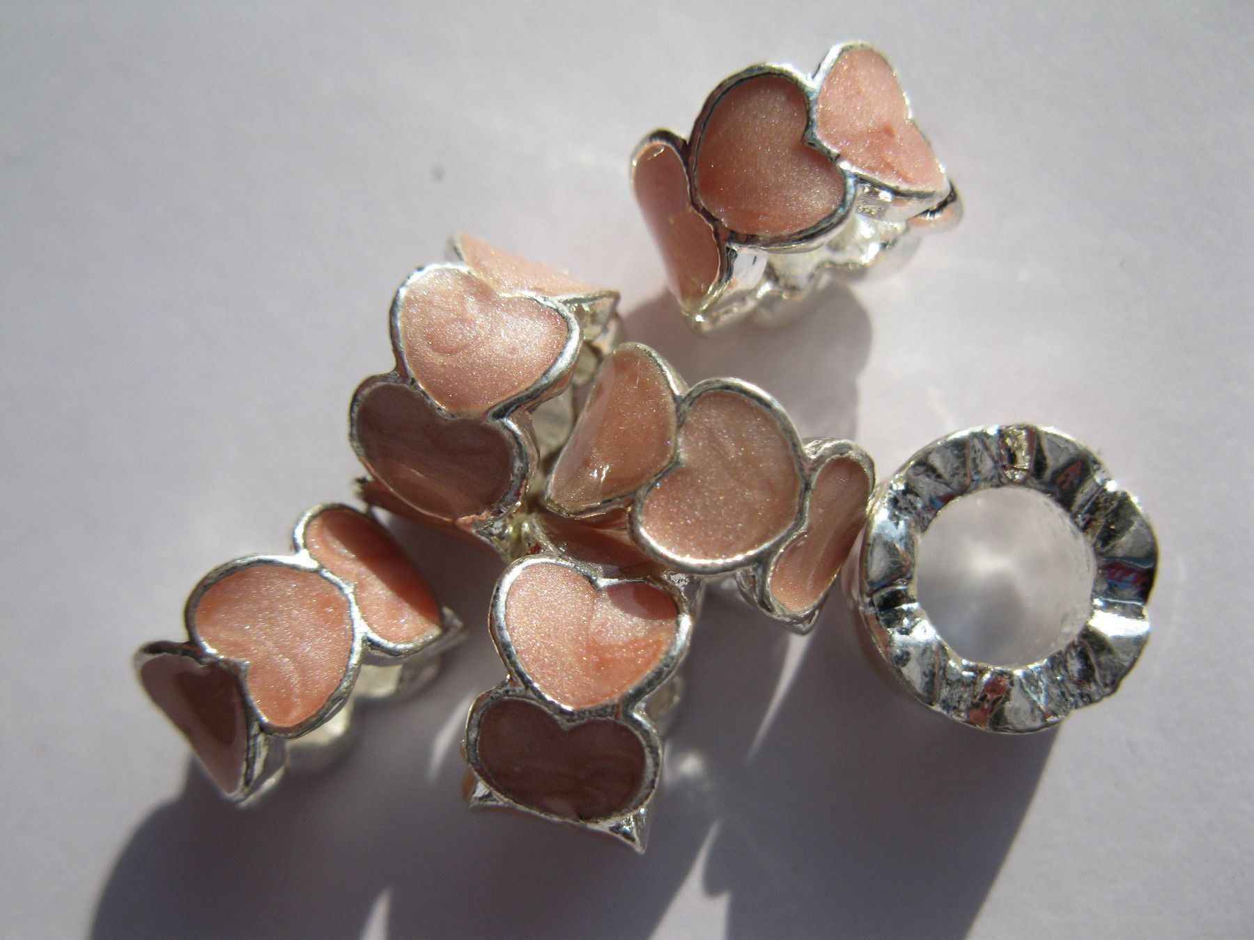 Perle (finte): 2 Grosslochperlen, Bead Herz, rosé emailliert – Nuovo e nell'imballaggio originale da St. Margarethen TG venduto da LuanaKa 1