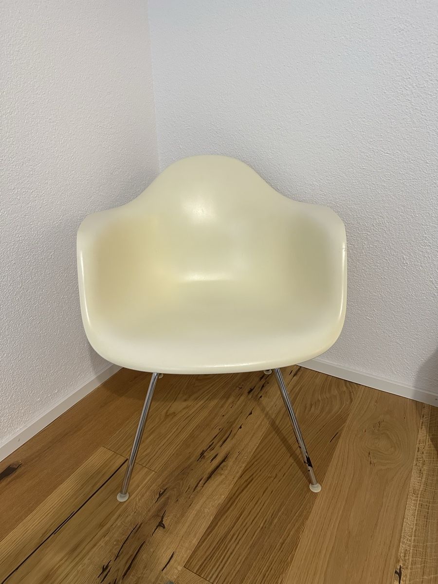 Vitra Stühle: Vitra - Charles Eames Plastic mit seltener H-Base! – Gebraucht aus Nidau von nin_5gk2