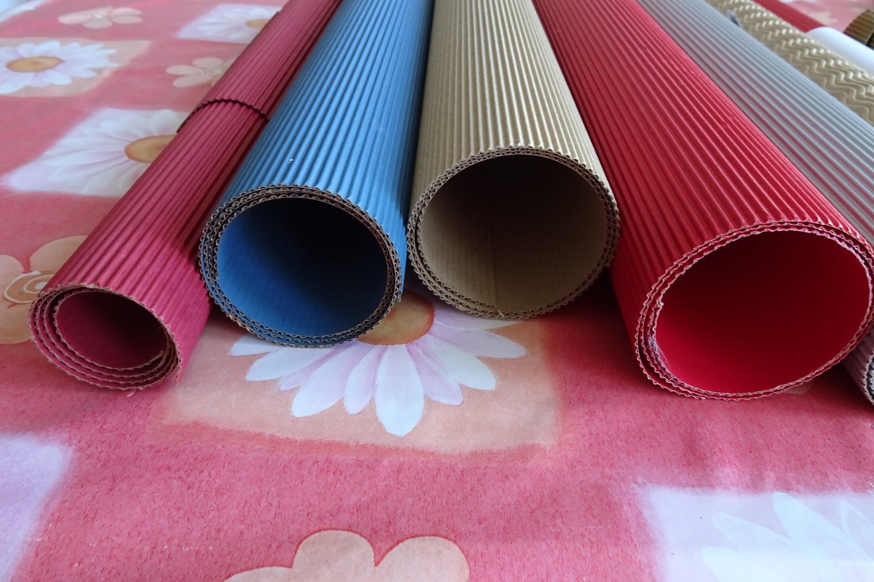 Bastelsets: Set mit verschiedenen Farben Wellkartons – Gebraucht aus Strengelbach von schmetterling20 1
